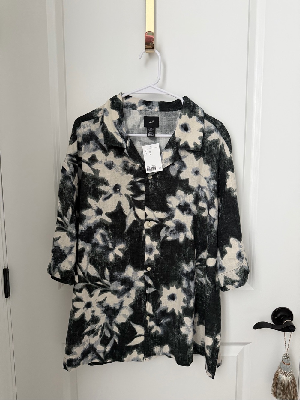 H&M • XL Men’s Black and Cream Floral Button-Front Shirt • NWT